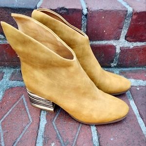 Antelope mustard yellow leather boots, size 36.